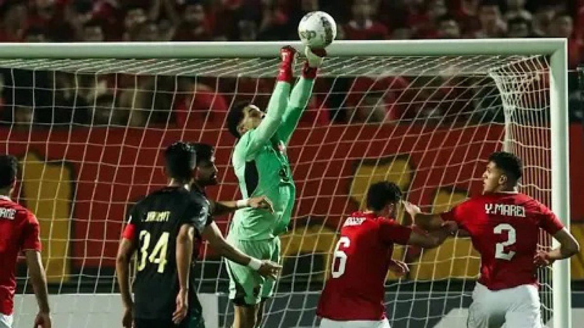 قذف قوارير جماعي بين جماهير الأهلي المصري والجيش الملكي المغربي ..فيديو