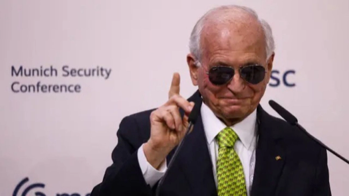 رئيس مؤتمر ميونخ يسخر من نظارة إيمانويل ماكرون